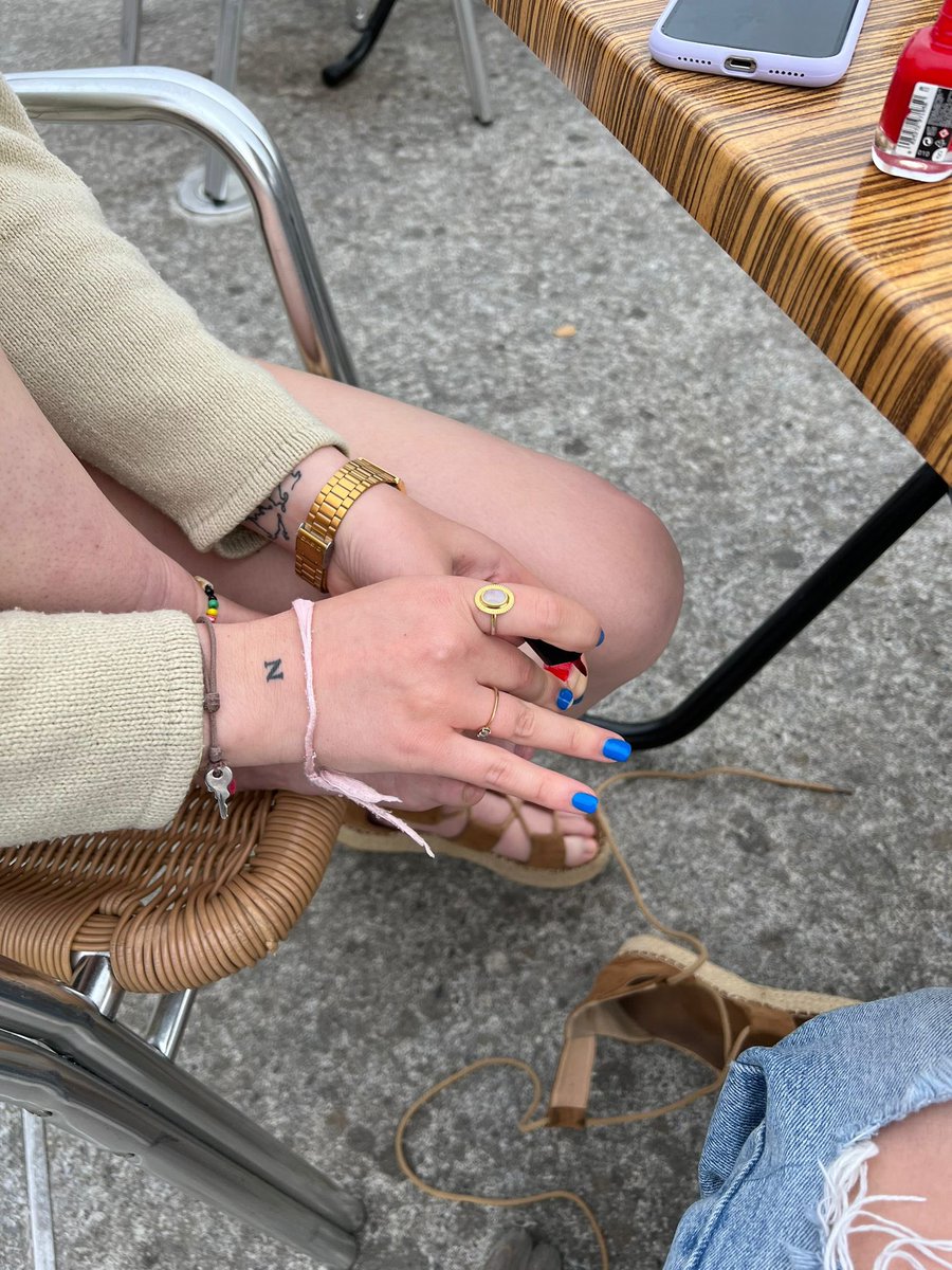 Eiderr4's tweet photo. Pintarse las uñas en casa<<<<<<
Pintarse las uñas de los pies en una cafetería>>>>>> https://t.co/EcoqQzRGyi