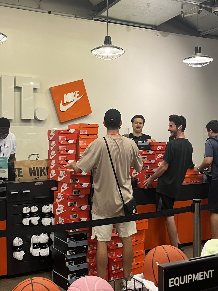 Acabo de presenciar a dos pibes comprar 80 pares de zapatillas Nike.