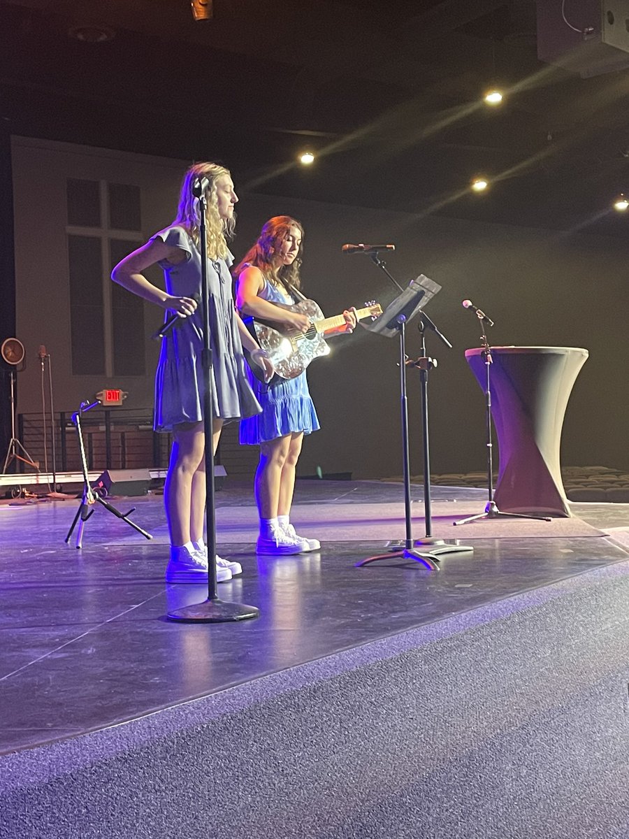 wcsSHS's tweet photo. A sweet baccalaureate service today for the class of 2022! @SummitSquad 🧡💙 https://t.co/jsIAQUISHQ