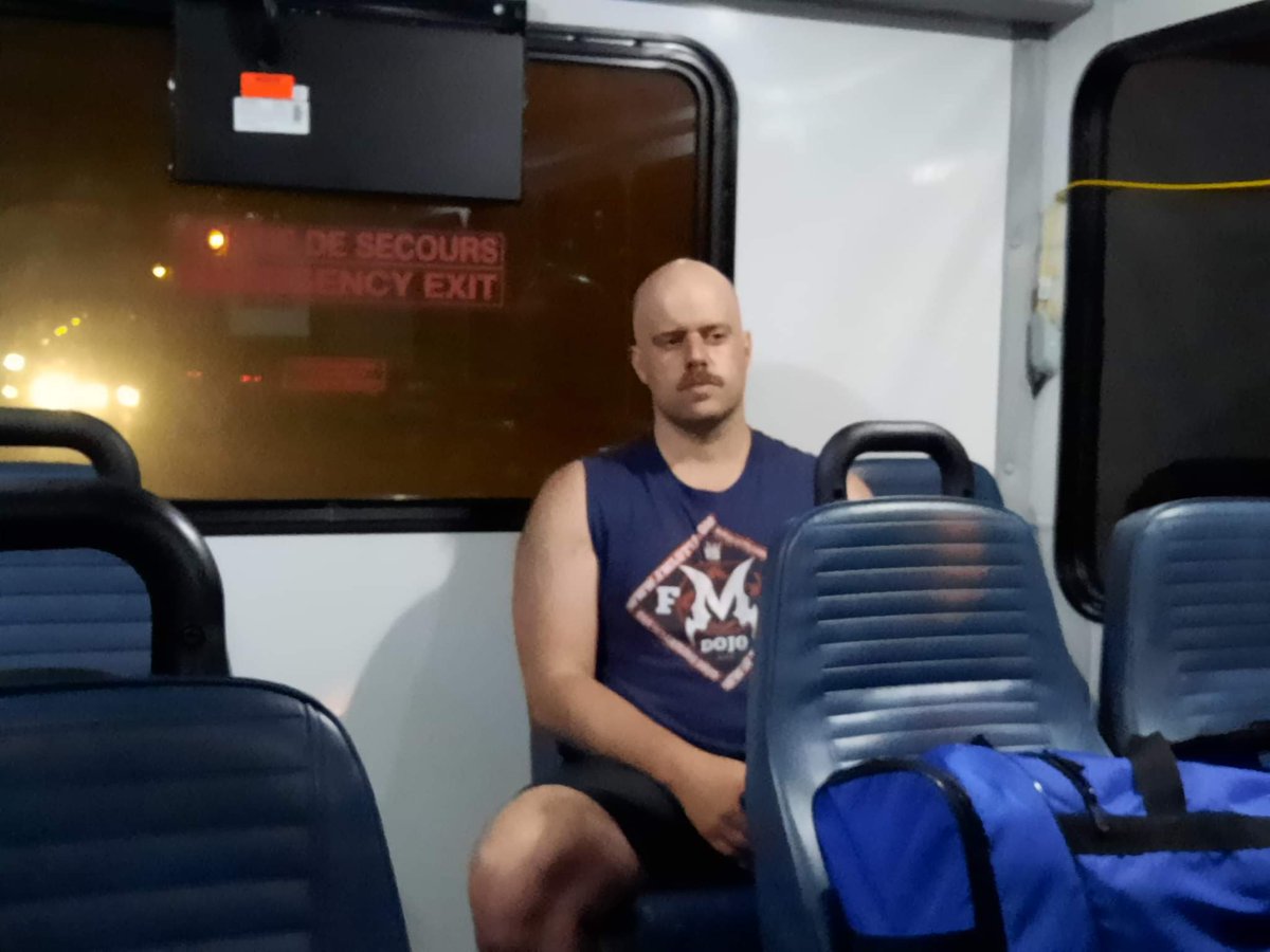 DiablePro's tweet image. 2 jours de lutte, seul dans le bus vers la maison, je pense à mes amis. #pinkpanthers #international #prowrestling