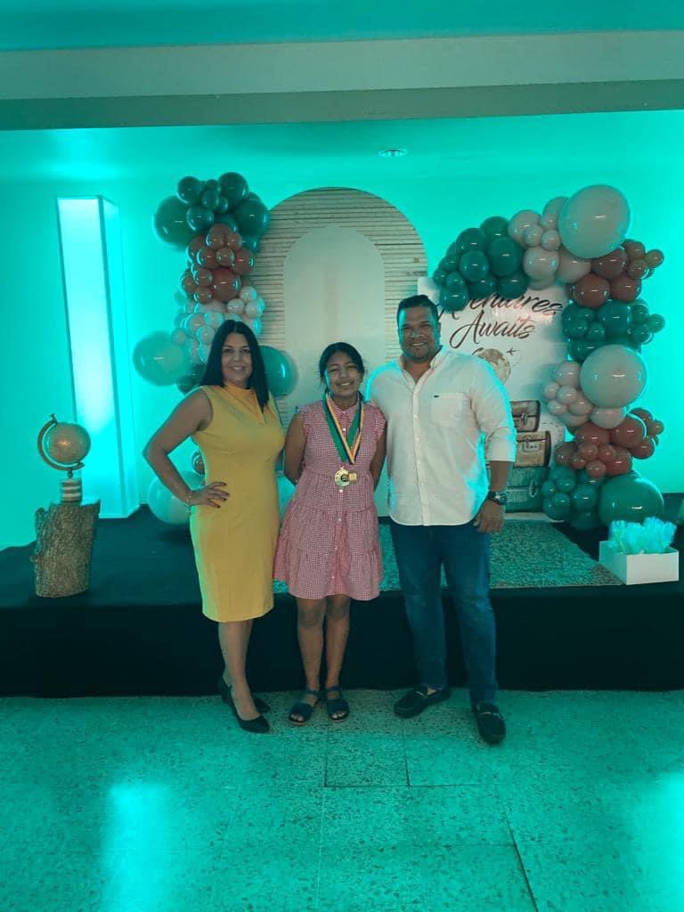 josememoglez's tweet photo. ¡Buenas Tardes! 
[Domingo] Celebrando el Día de Logros 6to Grado de mi amada hija Viviana M González Rodríguez ya va para Intermedia 7mo grado, cuando creció tanto 😍🥰 siempre será mi niña y Reina de mi Vida Te Amo y seguimos cosechando tus logros. 
#LaNenaDePapi https://t.co/7W4wBlVNMN