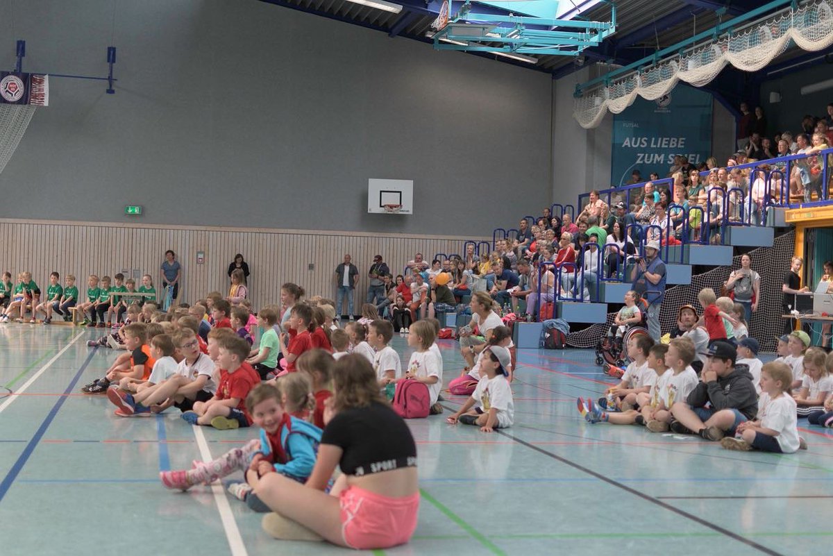 SVSachsenring's tweet photo. Rekordteilnahme am 47. #sportfest nach der #pandemie .
Tolle Stimmung und über 400 Zuschauer: innen verfolgten den #dreikampf . Danke an @klugelars für die Unterstützung durch die Stadt und an alle Helfer: innen sowie Spendern und Förderern. https://t.co/Jx5zcnq9qg