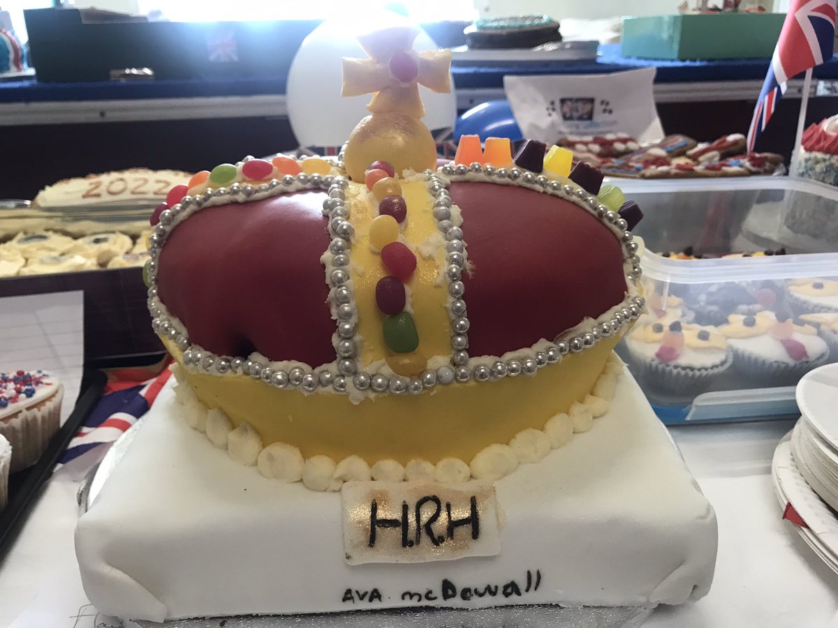 DFFloyd98's tweet photo. How good are these cakes?! The genius of youth (with a little helping hand perhaps from parents)!Celebrating the #QueensJubilee @Mount_Kelly #PlatinumJubilee https://t.co/JjyunonpFy