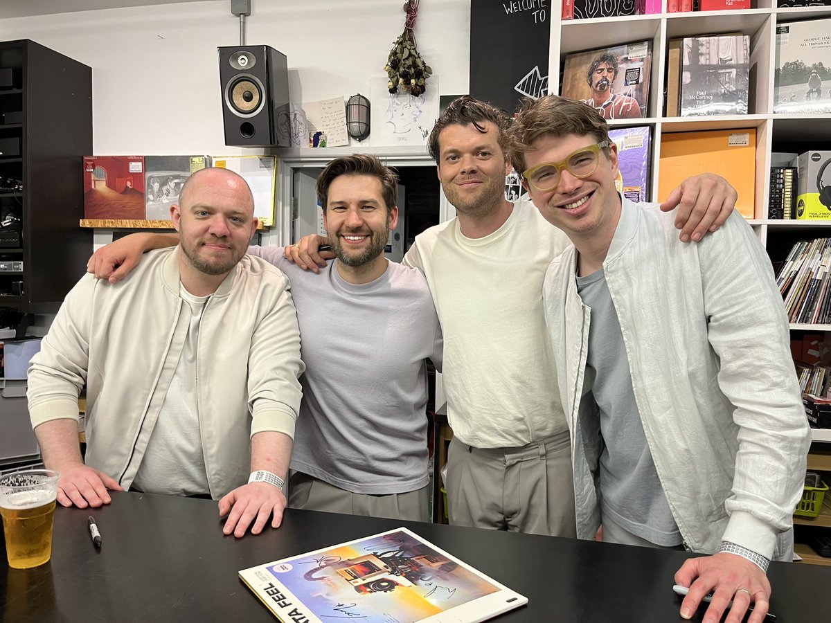 _AtTheBorder's tweet image. Love these guys! 9 years a fan, many more to come I hope 😍 @E_E_ #RawDataFeel