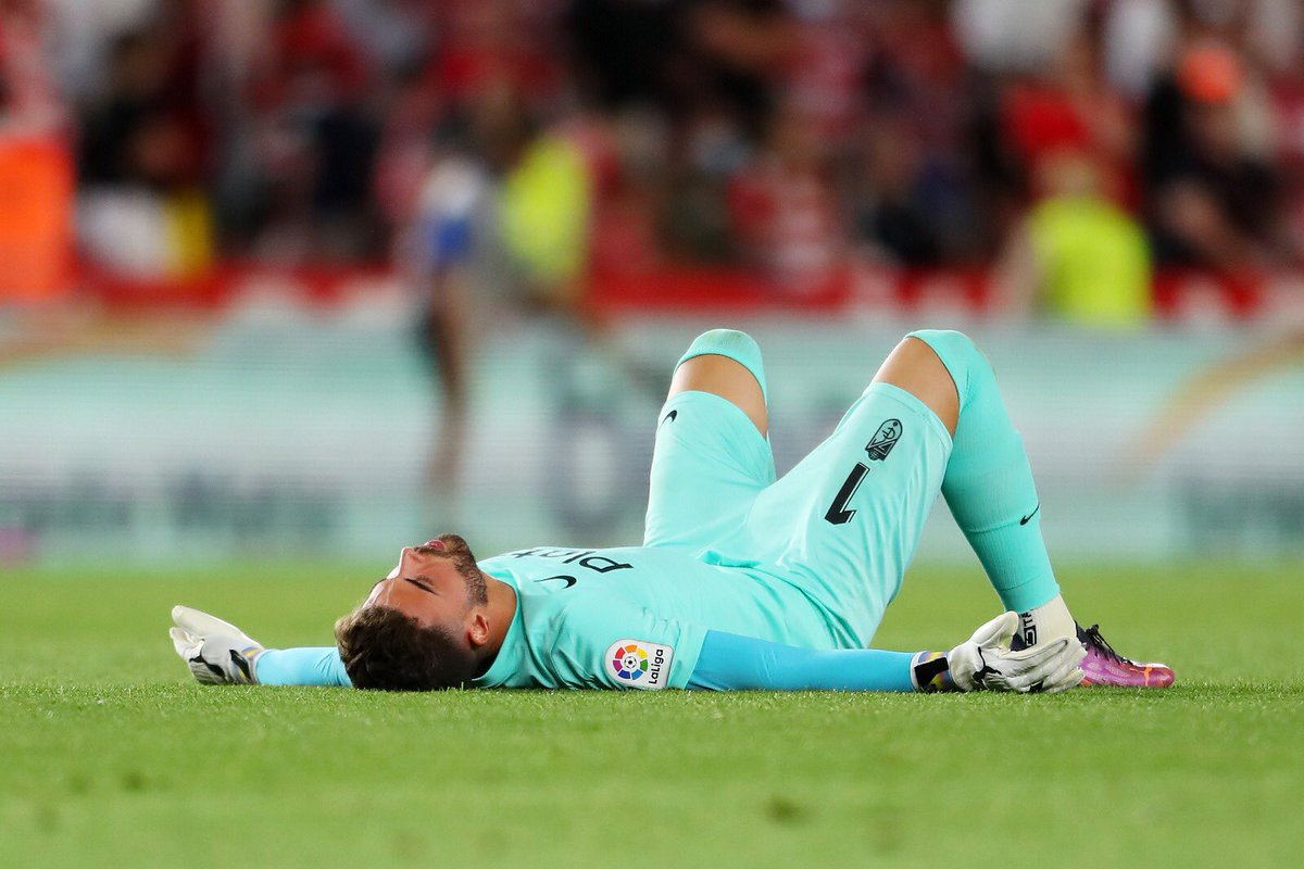 _guillealvarez's tweet photo. Que tu mejor jugador al cabo de 38 jornadas sea el portero es prueba fehaciente de que eres carne de descenso. De hecho, me recuerda a Ochoa en la 16/17, pero la caída a la B del Granada CF obedece a varios motivos: https://t.co/jAHGlw0X96