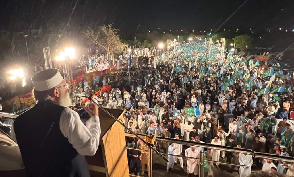 jamshaidch19's tweet photo. سودی معیشت نامنظور 
تیز آندھی اور طوفانی بارش میں ڈٹ کر قائد سالار سراج الحق کے ساتھ کھڑے رے.👇👇👇👇
  
#RibaFree_IslamiPakistan 
#حل_صرف_جماعت_اسلامی https://t.co/kVSD9R9d9s