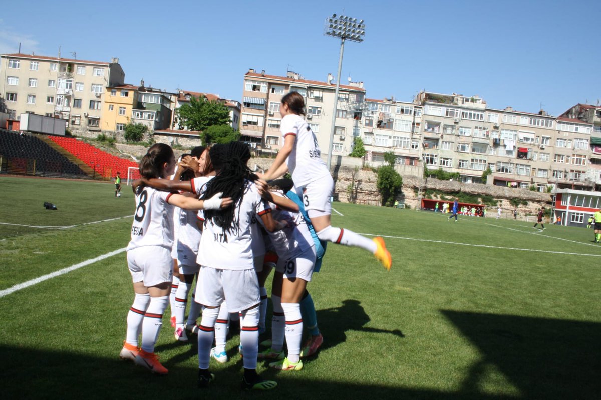 farukmalik1's tweet photo. Karagümrük kadınlar futbol takımı Karagümrük stadında oynanan maçta rakibi Vatansporu 2-0 yenerek tur atladı. Haftaya oynanacak maç için Fenerbahçe ile eşleşti. https://t.co/uoKKB4XmeM