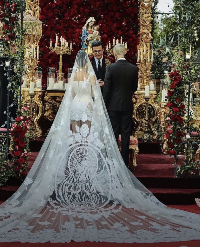 It’s Travis’ tattoo on Kourtney’s veil for us 🥹🥹🥹