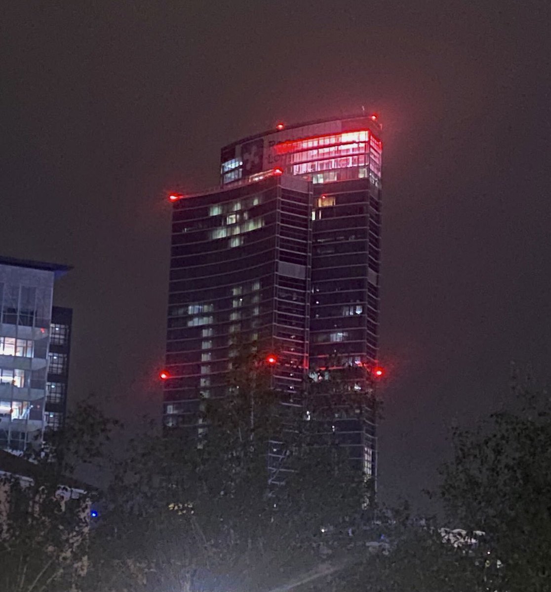 GallizziPier's tweet photo. Palazzo Lombardia, sede della @RegLombardia, si illumina di rossonero per celebrare lo scudetto del @acmilan #Milan #Scudetto #Pioli #ACMilan #MilanSassuolo #MilanScudetto #milancampioneditalia @Gazzetta_it @tuttosport @corrieremilano 

Ph. Peppe Meduri https://t.co/FOAw0KWzHz