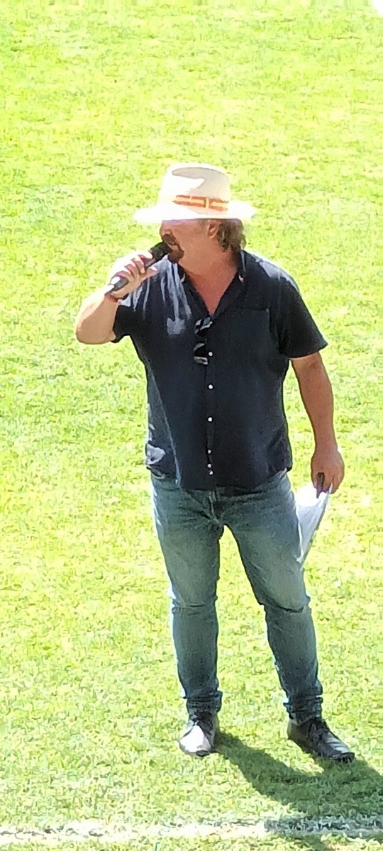 Fan appreciation today at Roots Hall from <a href="/shrimperstrust/">Shrimpers Trust</a> @ShrimperZone <a href="/rylee_doe/">Rylee Doe</a> and <a href="/MSPFX/">MSPFX</a> for our latest SUEPA recruit <a href="/jonnywhite25/">John white</a>