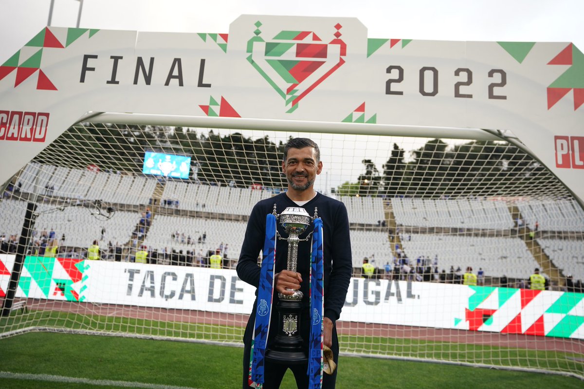 Mister Dobradinhas 🏆🏆 Primeiro treinador a conseguir duas Dobradinhas no FC Porto 👏

#FCPorto #DO9RADINHA