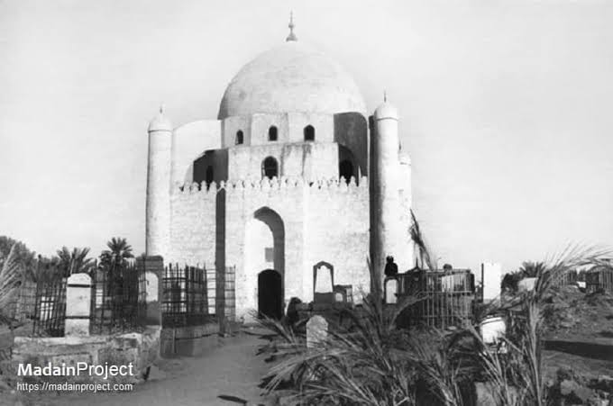 SarwarBasil's tweet photo. Jannatul Baqi before and After demolition,
Just like they authorised  the brutal Murder of Imam Hussain ع as relegious duty  in year 680, in year 1926 alliance of #Nawasib, Aley Saud and Abdul Wahab's family authoried and demolished Baqi 
#rebuildbaqi https://t.co/J3IuAUtfIT