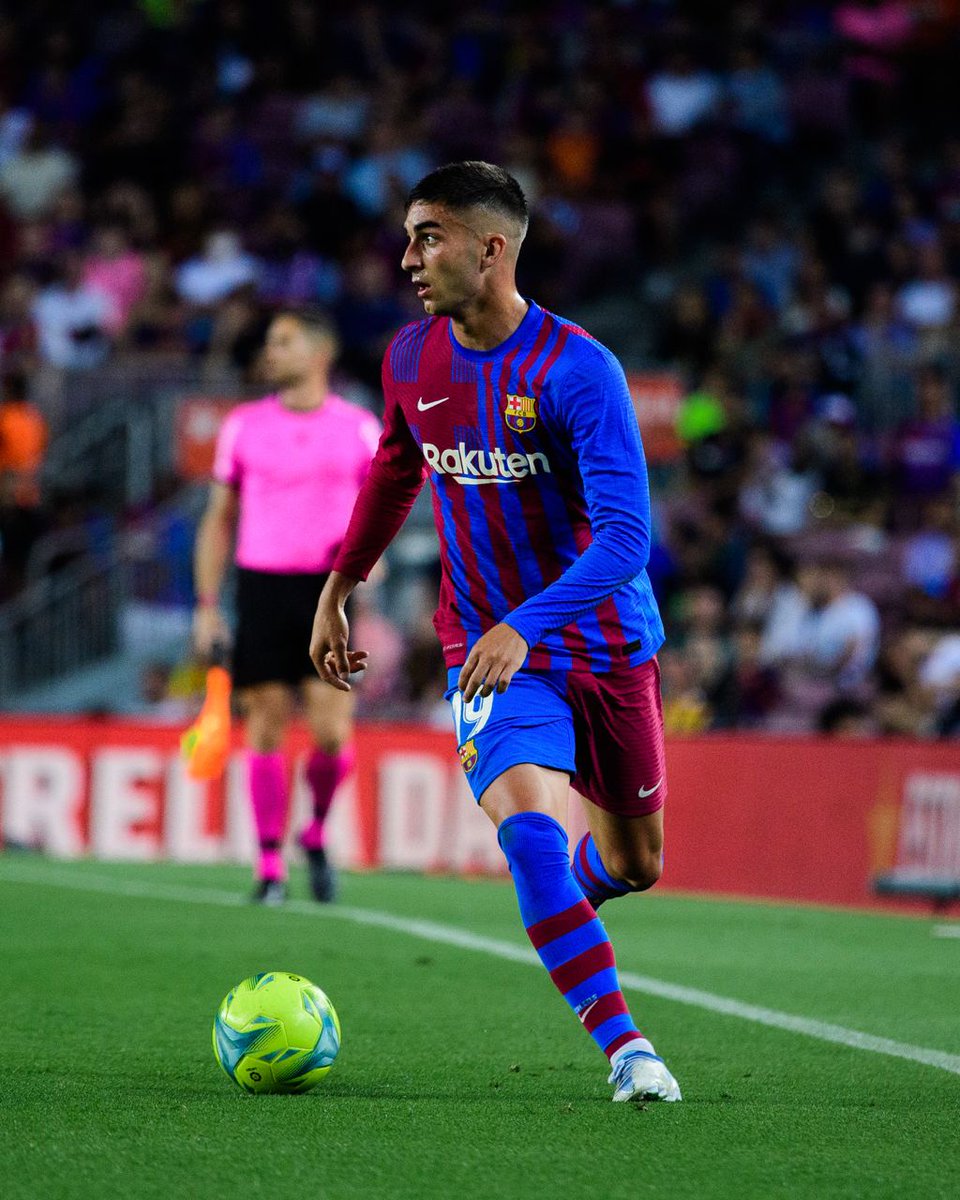 FCBarcelona's tweet photo. 🔄 Substitutions

↑🟢 @RiquiPuig 
↓🔴 Gavi

↑🟢 @Memphis 
↓🔴 @FerranTorres20 

#BarçaVillarreal https://t.co/2vIDC8zEeB