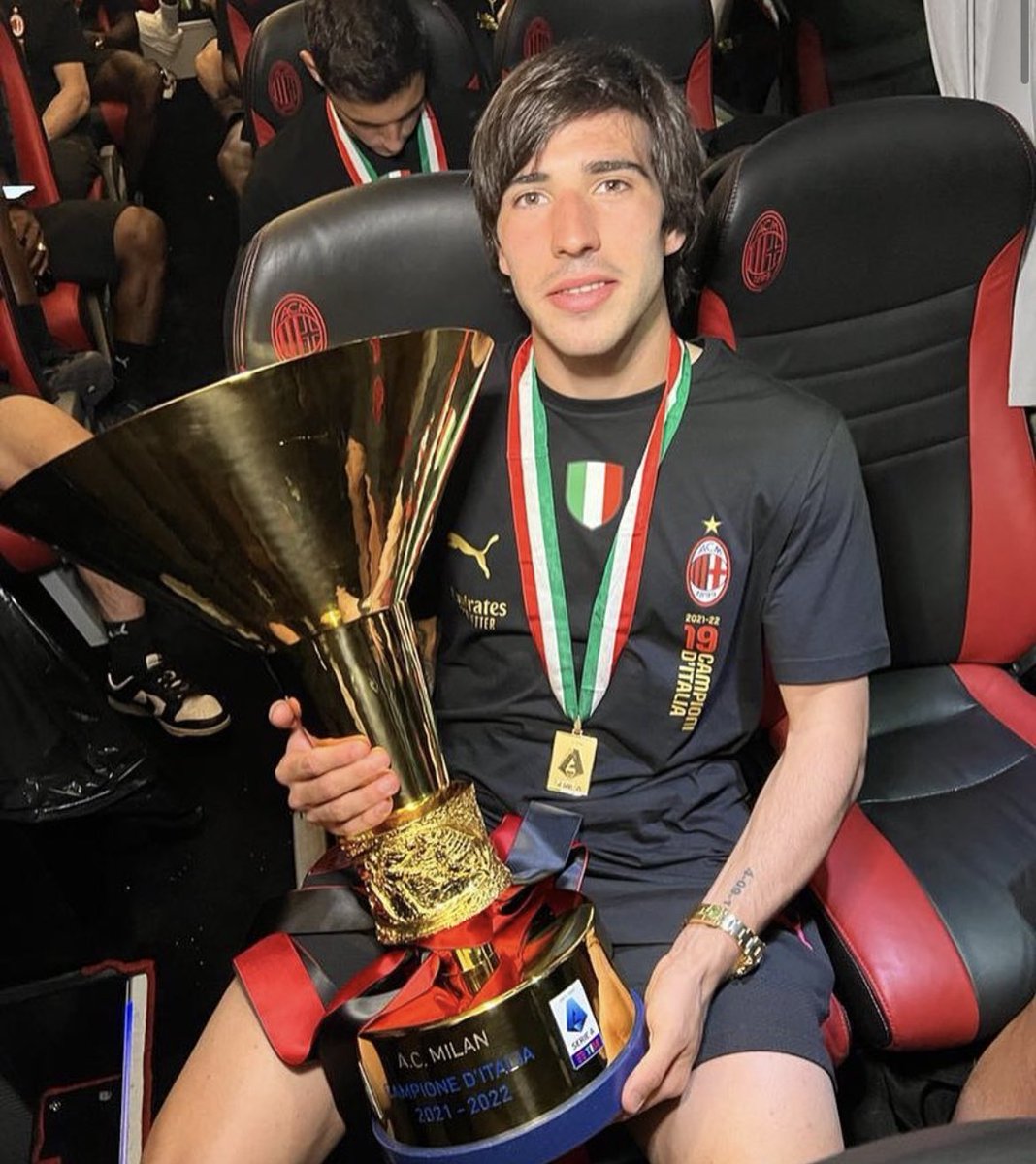 The midfield general 🇮🇹🔝

📸 IG/sandrotonali