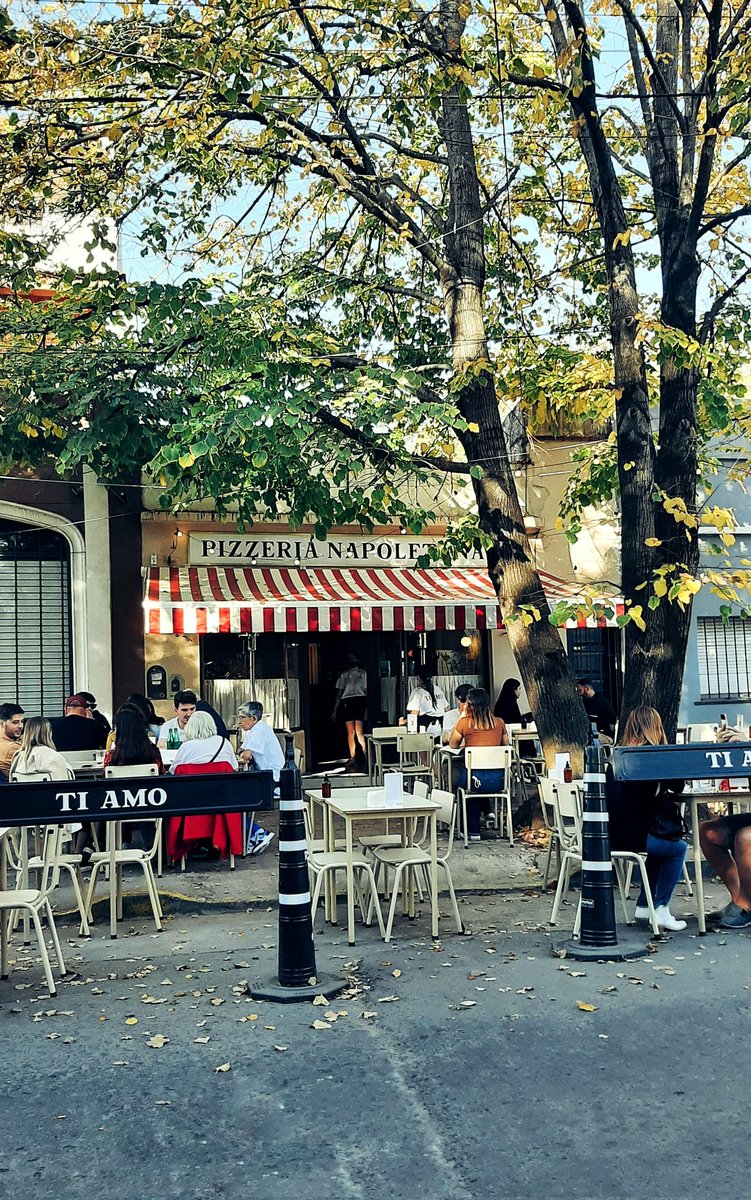 LuMcCormack's tweet photo. En Adrogué hay una pizzería secreta que recompensa a quienes la descubren. Vale la caminata entre casitas, tilos y eucaliptos para abrir el apetito. Tres mujeres la llevan adelante: Carola, Vicky y su mamá Susana. Imperdible. Ti amo pizzería. https://t.co/ZmP0ndehtG