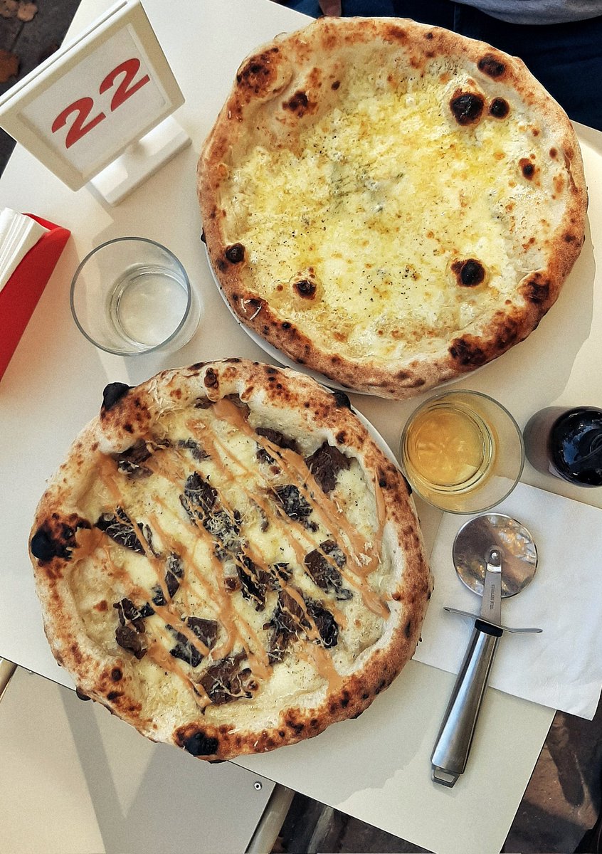 LuMcCormack's tweet photo. En Adrogué hay una pizzería secreta que recompensa a quienes la descubren. Vale la caminata entre casitas, tilos y eucaliptos para abrir el apetito. Tres mujeres la llevan adelante: Carola, Vicky y su mamá Susana. Imperdible. Ti amo pizzería. https://t.co/ZmP0ndehtG