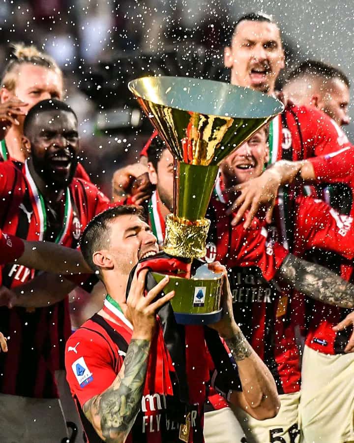 Mamaurwagasabo1's tweet photo. Nyuma y'imyaka irenga 10 ntabikombe itwara Kandi yari  ifite amazina y'abakinnyi bakomeye barimo na #Ibramovic, #Olivier Giroud.etc, ikipe ya #ACMilan niyo yegukanye  igikombe cyo muri shampiyona y'Abataliyani #Serie A @ScoviaMutesi
 @TityKayishema
@rigogaruth 
@UWAYODivin https://t.co/zWNIjCY2cQ