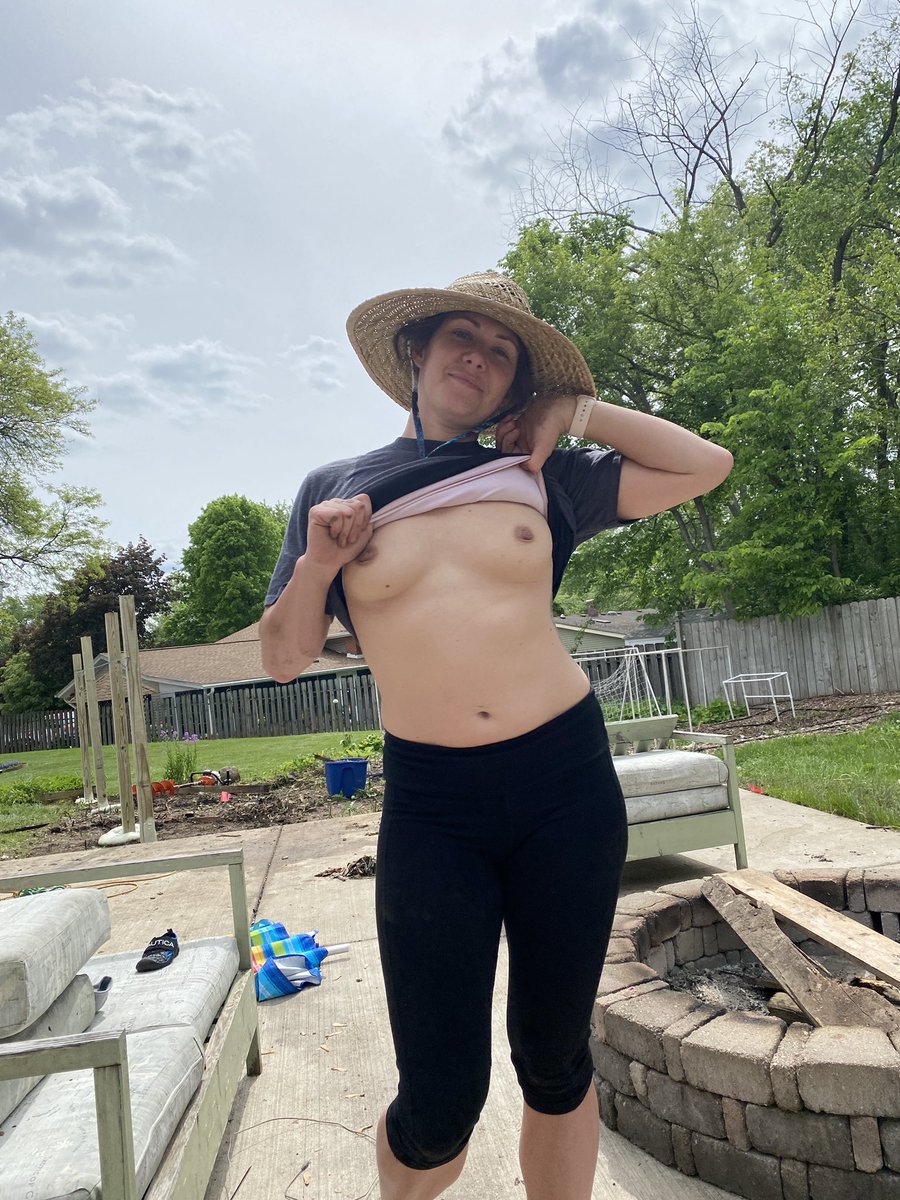 lizzieblue4u's tweet photo. Sunday’s are “fundays” for some we finally had great weather so we decided to get some yard work done. Nothing@like getting dirty on a Sunday! #topless #sexymommy #gettingdirty #sundayfunday #camgirl #milf #milfmaterial https://t.co/RTzHCOSQp4