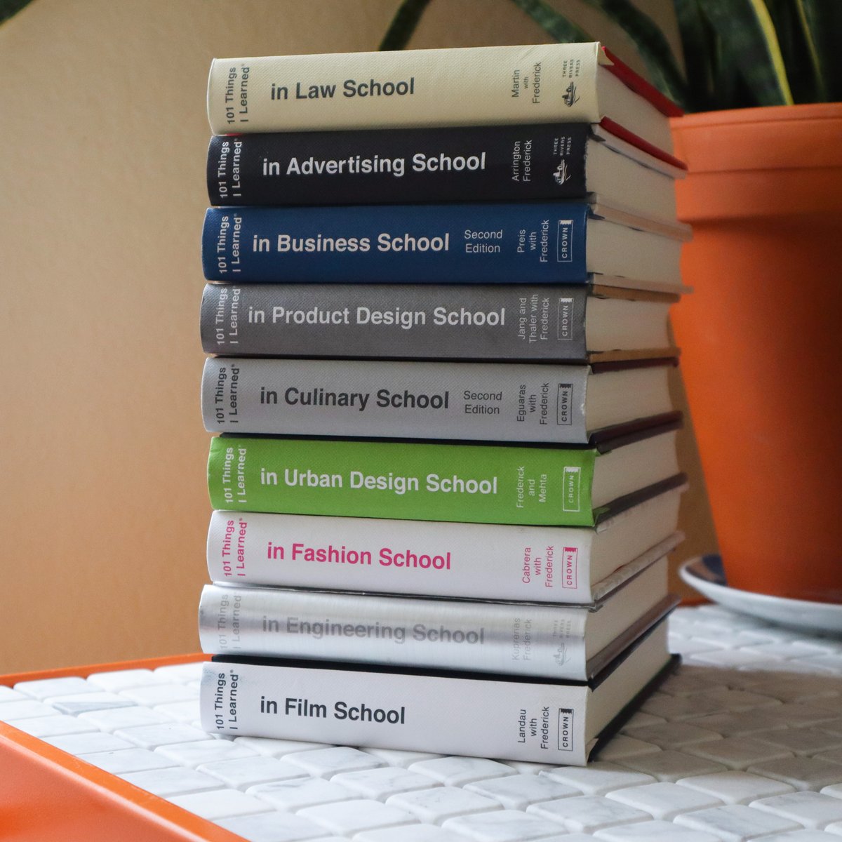 The 101 THINGS I LEARNED books are created for the beginning college student, but readers of all kinds turn to them for a first look—and an ongoing look—into a new field of interest. #GraduationSeason 

penguinrandomhouse.com/series/THL/101…