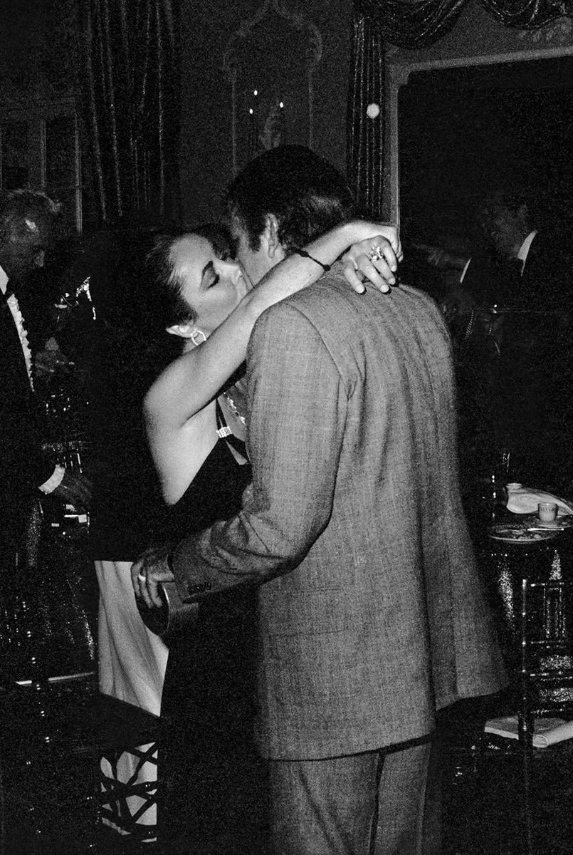 archive_oldholl's tweet photo. Elizabeth Taylor and Richard Burton, Dorchester hotel, London, 1975

© Richard Young https://t.co/mlcORXMv86