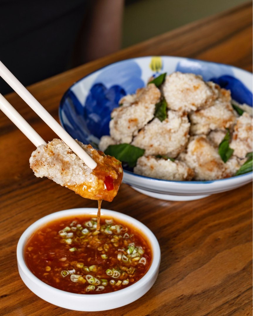 🐓🥢
The 🆕 fried chicken…now served with sweet &amp; sour, spicy Thai chilli dipping sauce! 
Take out available &amp; walk ins welcome from 5:30pm in #ChinatownYVR.