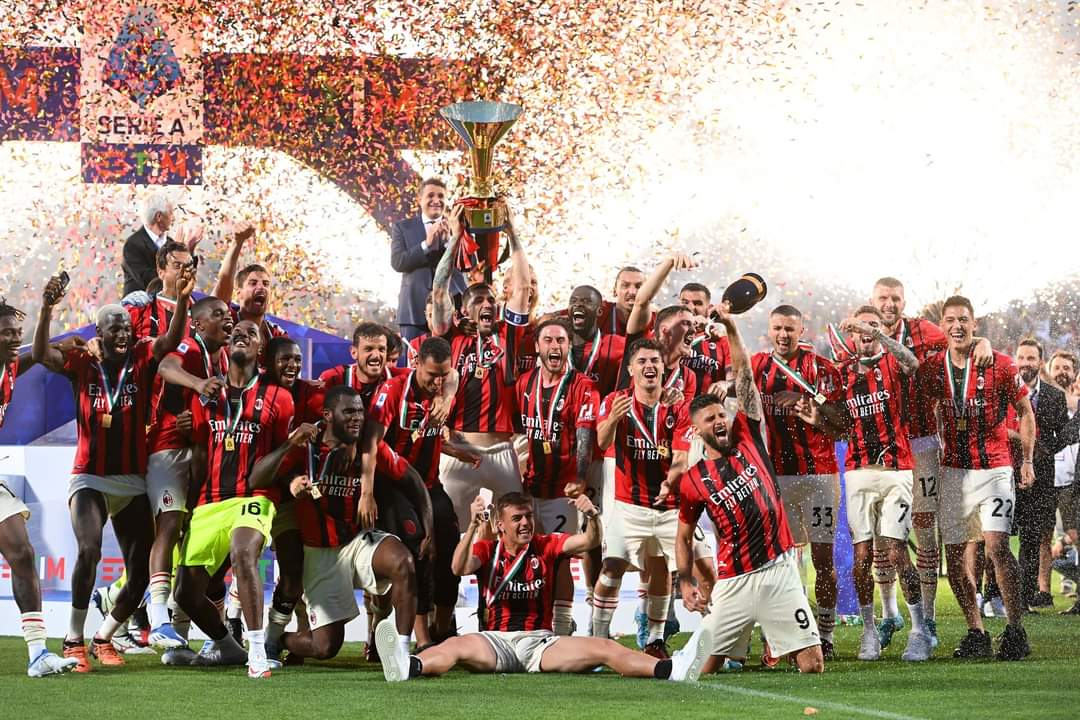 ValerioP99's tweet photo. @acmilan  CAMPIONI D'ITALIA ❤️🖤 https://t.co/0vyLDoKn7F