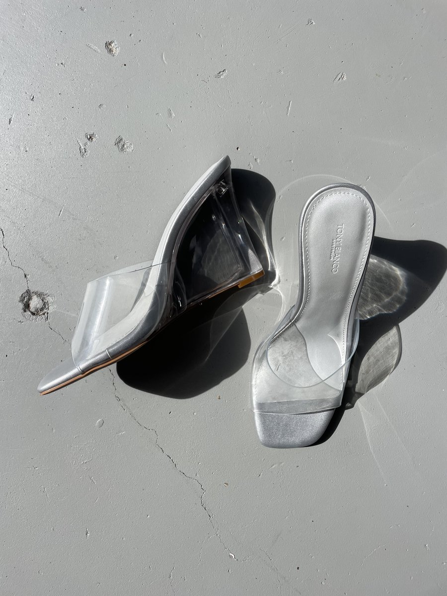 #AlessiHeel for that warm trip away. Shop Online &amp; in selected boutiques. #TonyBianco