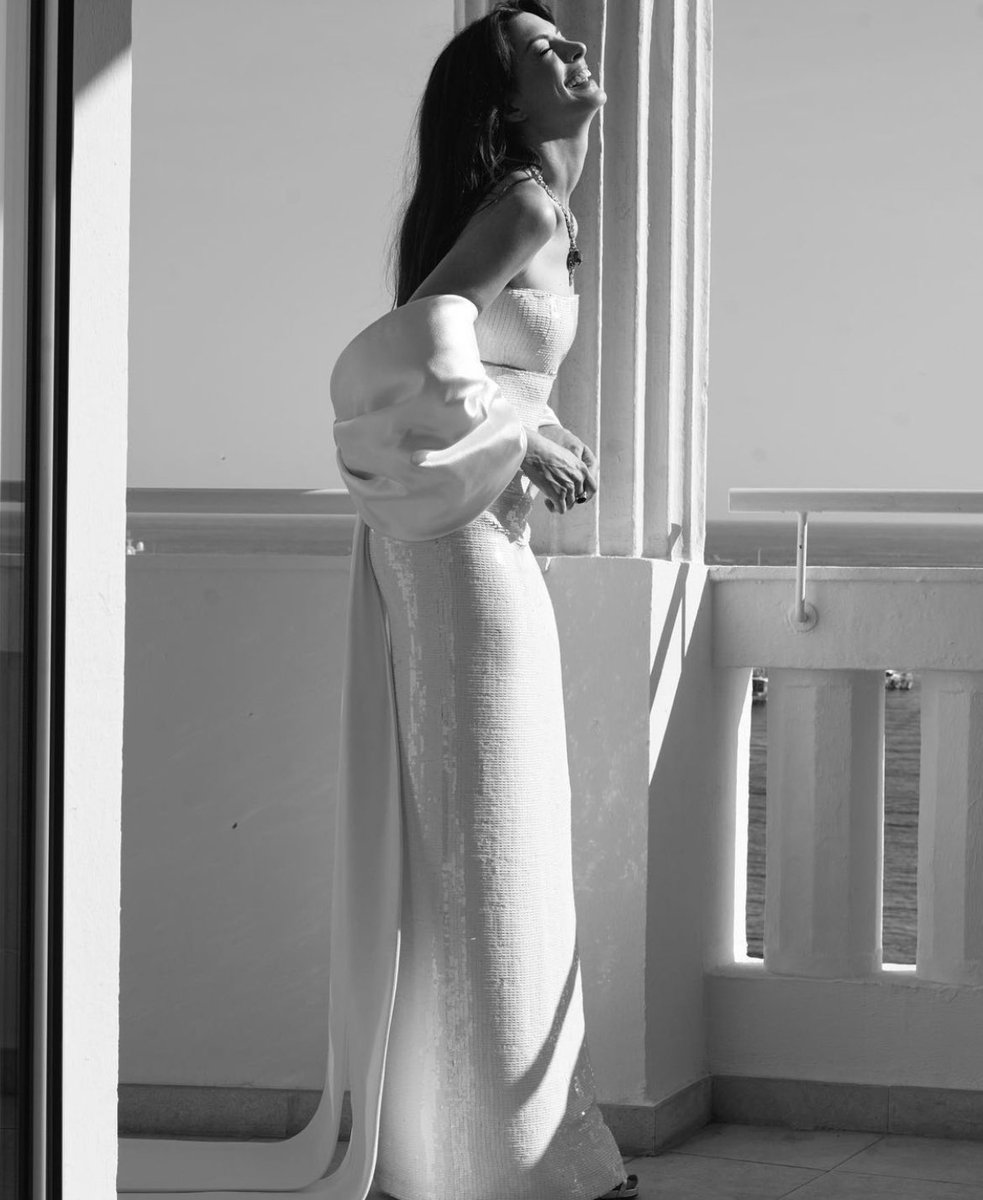 badestoutfit's tweet photo. anne hathaway wearing custom giorgio armani in cannes film festival https://t.co/TakE14mefI
