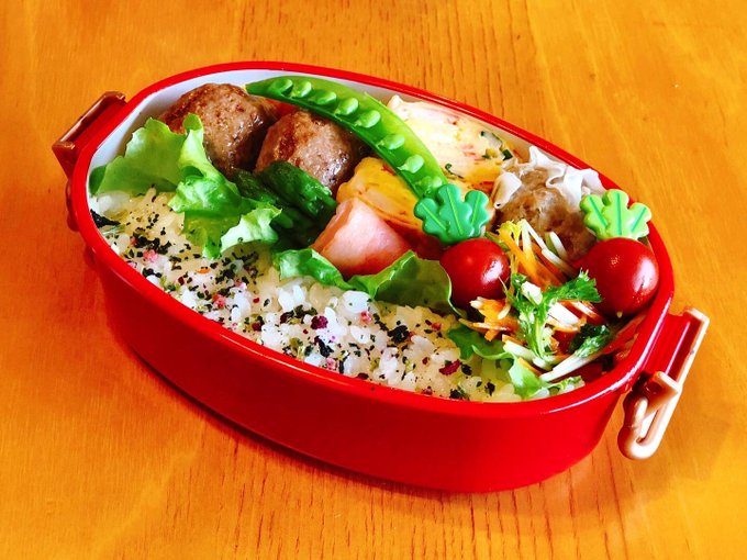 高校生のお弁当25日め また1週間が始まるのね 弁当 中華風ハンバーグ アスパラベーコン 卵焼き 焼売 人参サラダ トマト スナップえんどう Pinqueue