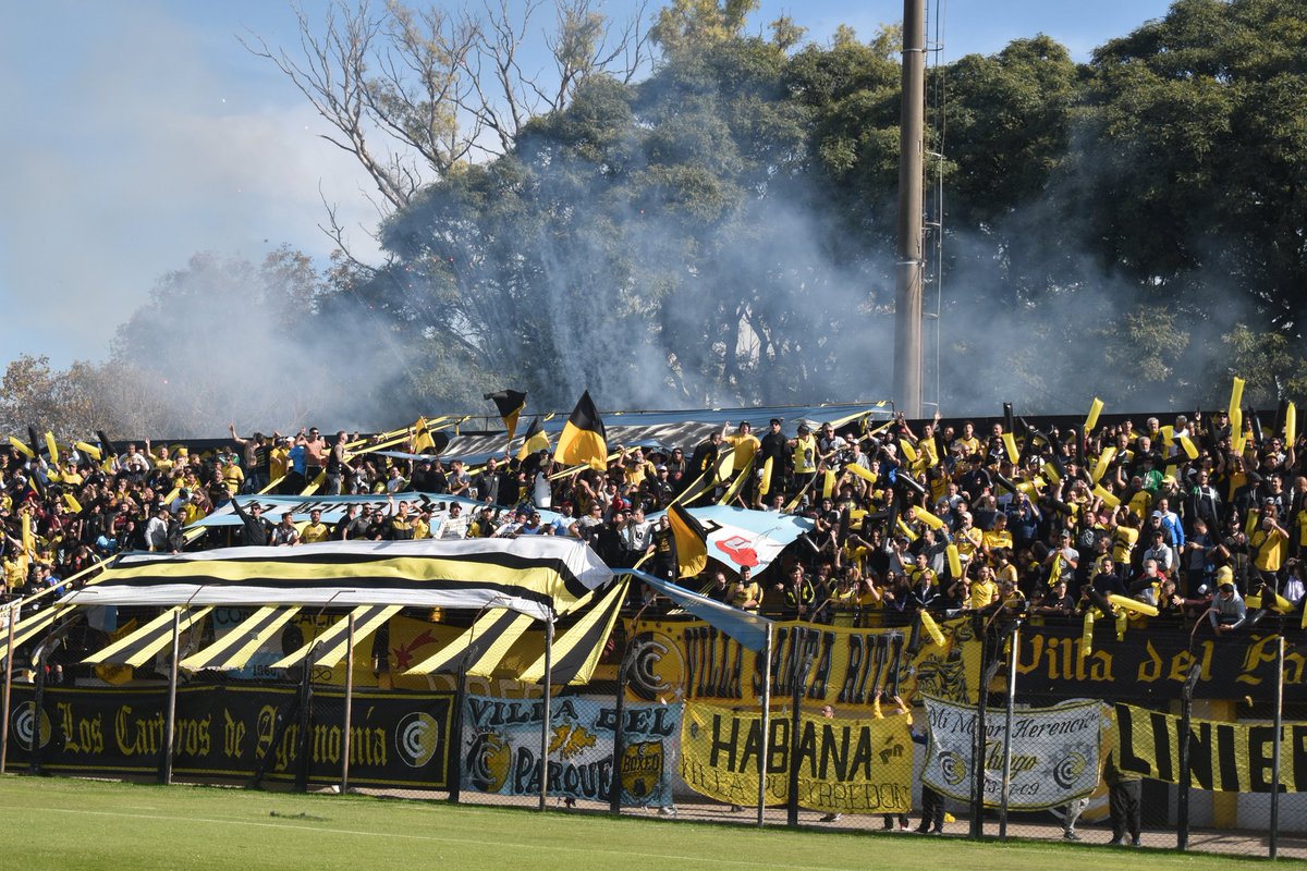 ¡Esta es tu hinchada, Cartero! Un tropezón no es caída #DeComuSoy 🌓 #VamosComu 📸 <a href="/ivanflaminio/">Iván Flaminio</a>