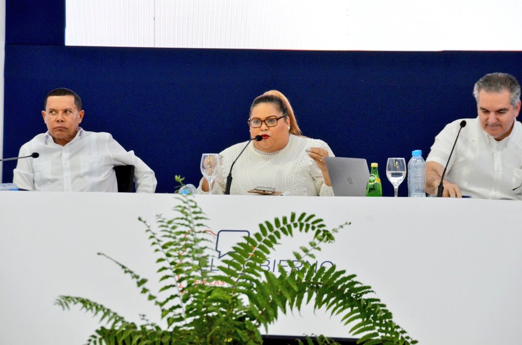 GreyPrezDaz1's tweet photo. Se desarrolló en Azua de manera exitosa #ElGobiernoEnLasProvincias con el ministro @neneycabrera encargado de @propeepgob donde @PresidenciaRD anunció una inversión superior a los 7 mil millones de pesos para proyectos dentro de los cuales está el banco de Sangre. @luisabinader https://t.co/H7G2yTdFTV