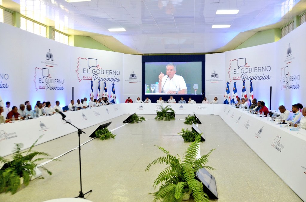 GreyPrezDaz1's tweet photo. Se desarrolló en Azua de manera exitosa #ElGobiernoEnLasProvincias con el ministro @neneycabrera encargado de @propeepgob donde @PresidenciaRD anunció una inversión superior a los 7 mil millones de pesos para proyectos dentro de los cuales está el banco de Sangre. @luisabinader https://t.co/H7G2yTdFTV
