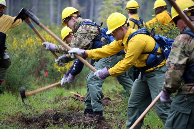 USArmy's tweet photo. It might be raining, but the @WANationalGuard is still out training with @waDNR_fire in preparation for #WAWildfire season. 

Since 2013, the Guard has teamed with @waDNR to train members to provide support to the wildfire-fighting effort. https://t.co/tVs8GzyrhL