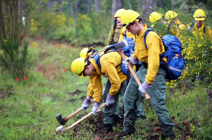 USArmy's tweet photo. It might be raining, but the @WANationalGuard is still out training with @waDNR_fire in preparation for #WAWildfire season. 

Since 2013, the Guard has teamed with @waDNR to train members to provide support to the wildfire-fighting effort. https://t.co/tVs8GzyrhL