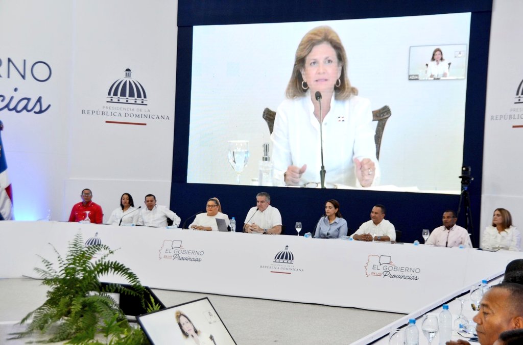 GreyPrezDaz1's tweet photo. Se desarrolló en Azua de manera exitosa #ElGobiernoEnLasProvincias con el ministro @neneycabrera encargado de @propeepgob donde @PresidenciaRD anunció una inversión superior a los 7 mil millones de pesos para proyectos dentro de los cuales está el banco de Sangre. @luisabinader https://t.co/H7G2yTdFTV