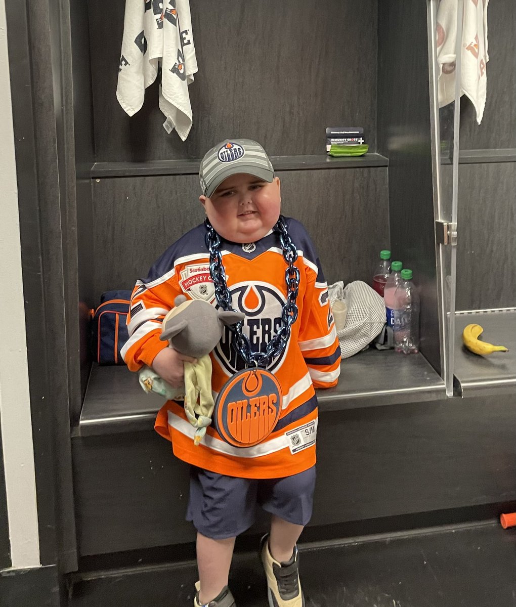 m_dan25's tweet photo. Benโs in the house tonight!!! Letโs keep Benโs home winning streak going tonight, @EdmontonOilers #BenOilersStrong #Oilers #BOA #LetsGoOilers https://t.co/VDzVGeWlON