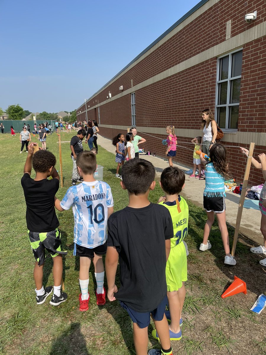 WardenRobinE's tweet photo. Last day of school fun!#minshewcolts #myMISD https://t.co/zpgyMfN0hW