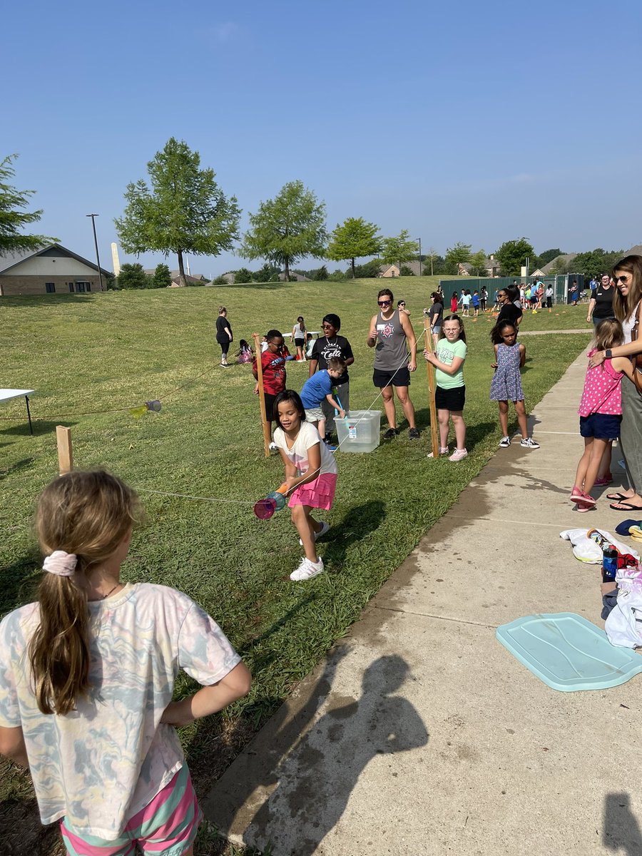 WardenRobinE's tweet photo. Last day of school fun!#minshewcolts #myMISD https://t.co/zpgyMfN0hW