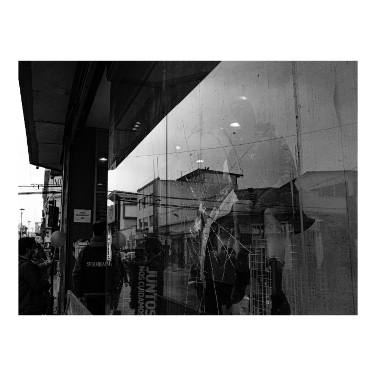 bj9white's tweet photo. Mil reflejos

#streetphotography #fujifilm #fujifilm_xseries #streetphotographer 
#fotografia #foto #zonlai22mm
#f8 https://t.co/y5K7BVHRoF