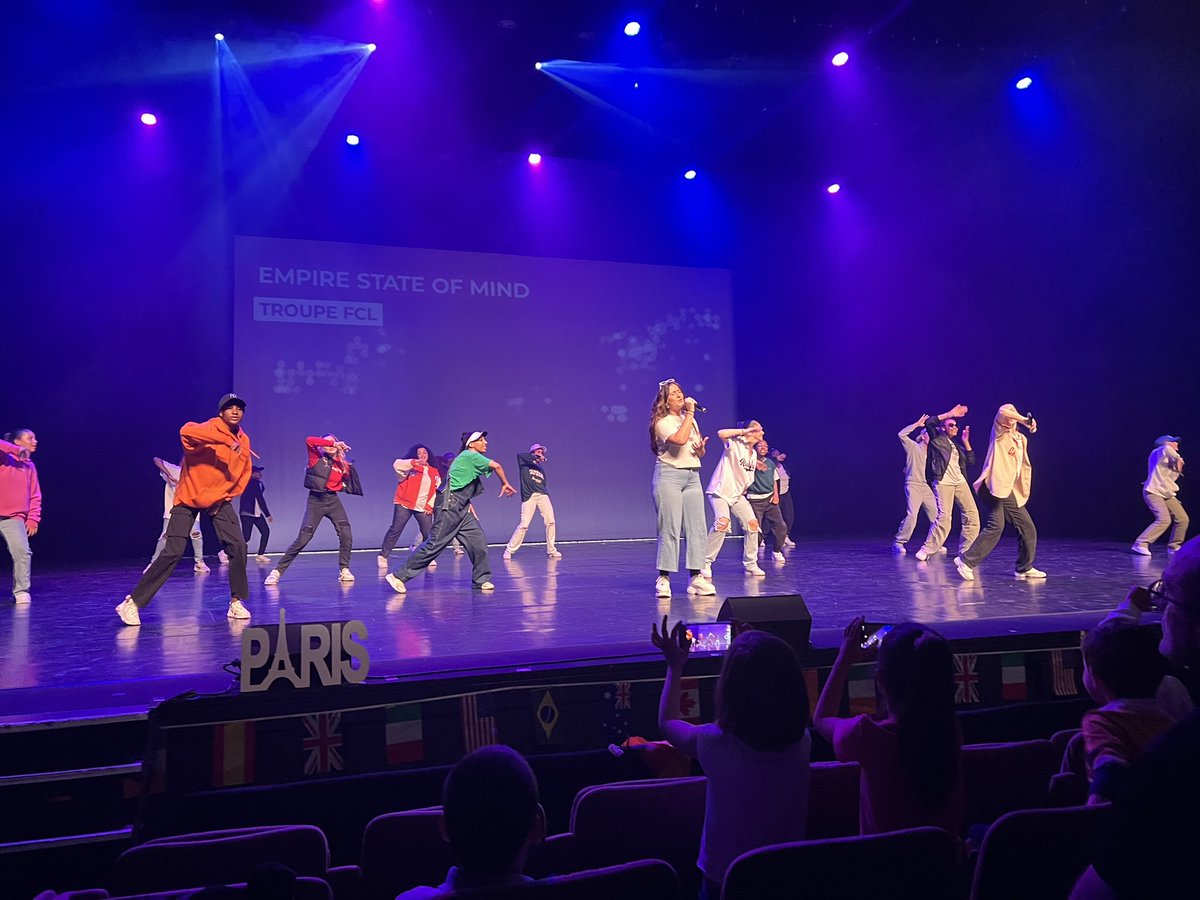 v_narbonnais's tweet photo. 📍| 11e édition du @FestiCL à #Colombes 💃🎤

Merci et bravo à ces dizaines de jeunes, à l’image de la diversité des #Jeunesses d’#ÎledeFrance, de nous avoir offert ce merveilleux spectacle. 3h de féérie, des chants, des danses. Notre #jeunesse est éminemment talentueuse 😍🔥 https://t.co/o5lAoLx70x