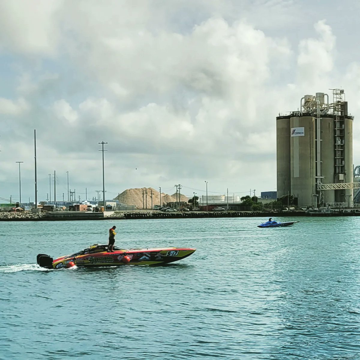 RustysInThePort's tweet photo. A few of the speedboats on their way out of the channel this morning before revving up to speedβ¦ at Rusty's at the Port!πππ€π€πππ¬ #thunderonthebeach #goodluckdrivers #hearthatrumble #speedboatcity #portlife #rustysseafood #portcanaveral https://t.co/UgdVBBjogM