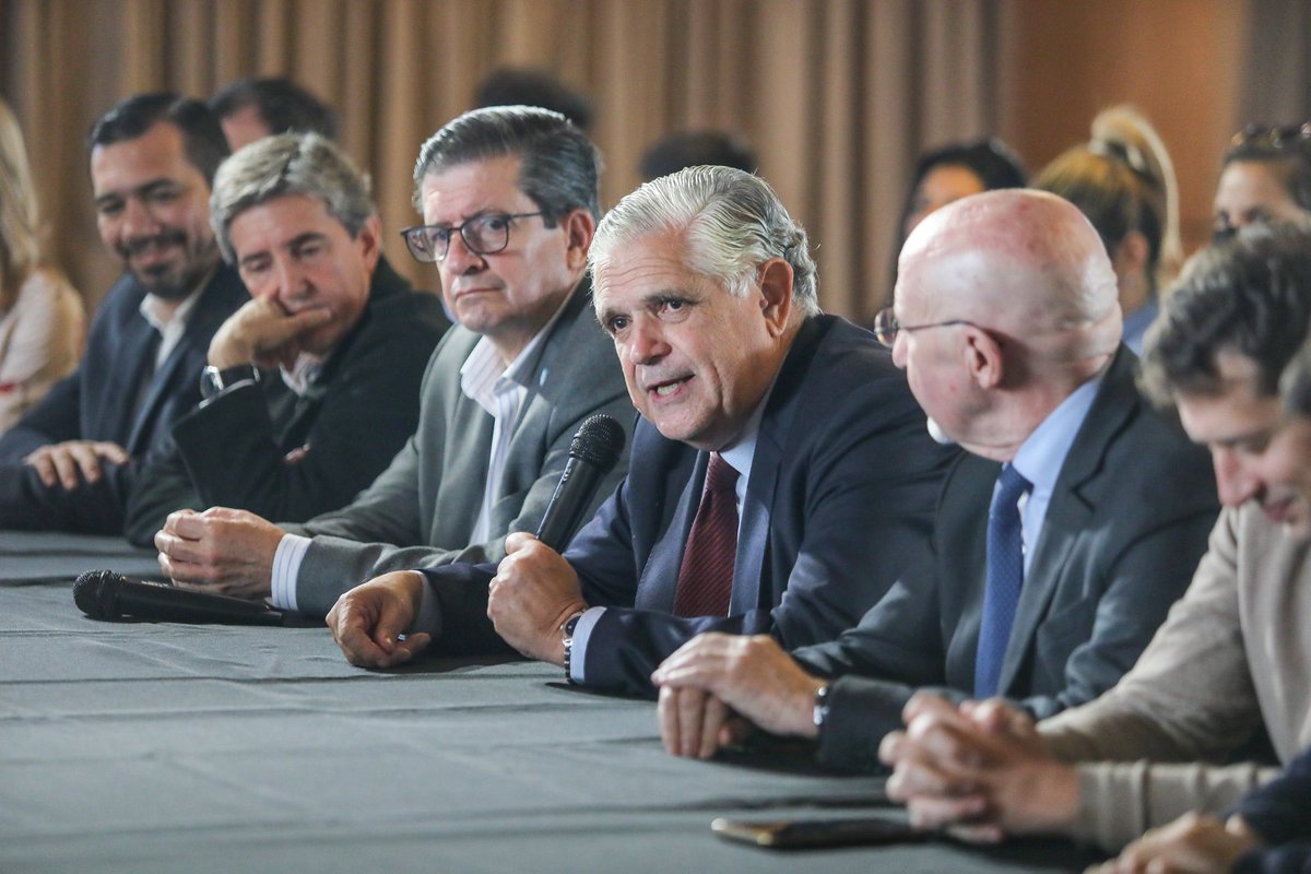 anypereyraok's tweet photo. ¡Vamos a aportar al cambio del país con la fuerza de las ideas liberales!

En el encuentro de representantes de partidos provinciales junto al diputado @rlopezmurphy, avanzamos en la creación de una Confederación Nacional sobre bases programáticas de principios liberales. https://t.co/OetEan50D1