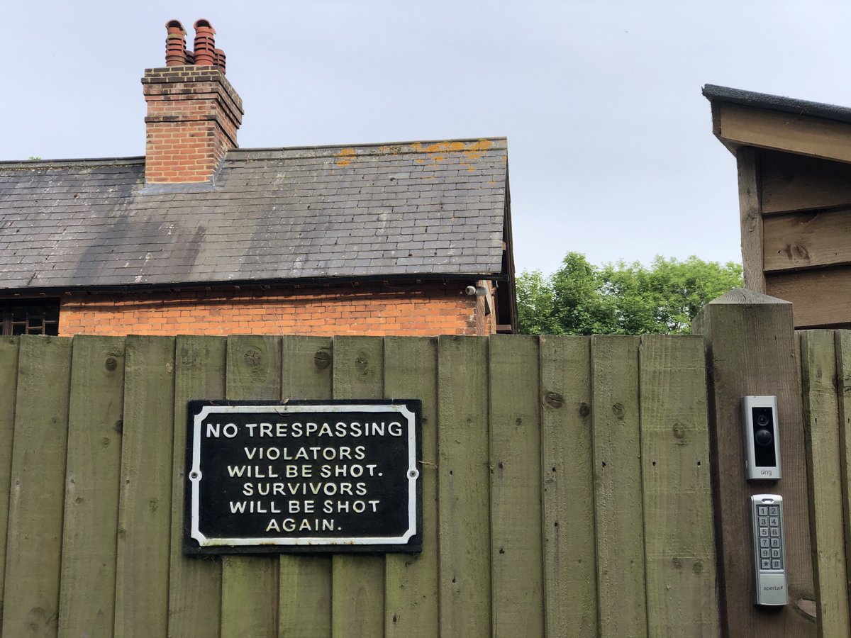 QuintinLake's tweet image. The English and their signs 🙄
#pilgrimsway #northdownsway