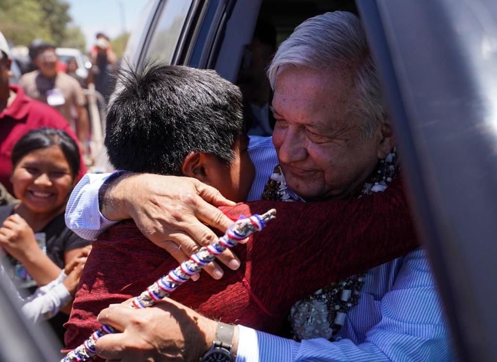 Así nuestro Presidente, @Lopezobrador_, a ras de suelo, atendiendo a las y los sonorenses. 

Extraordinaria imagen de esta gira en #Sonora. 

#TierraDeOportunidades