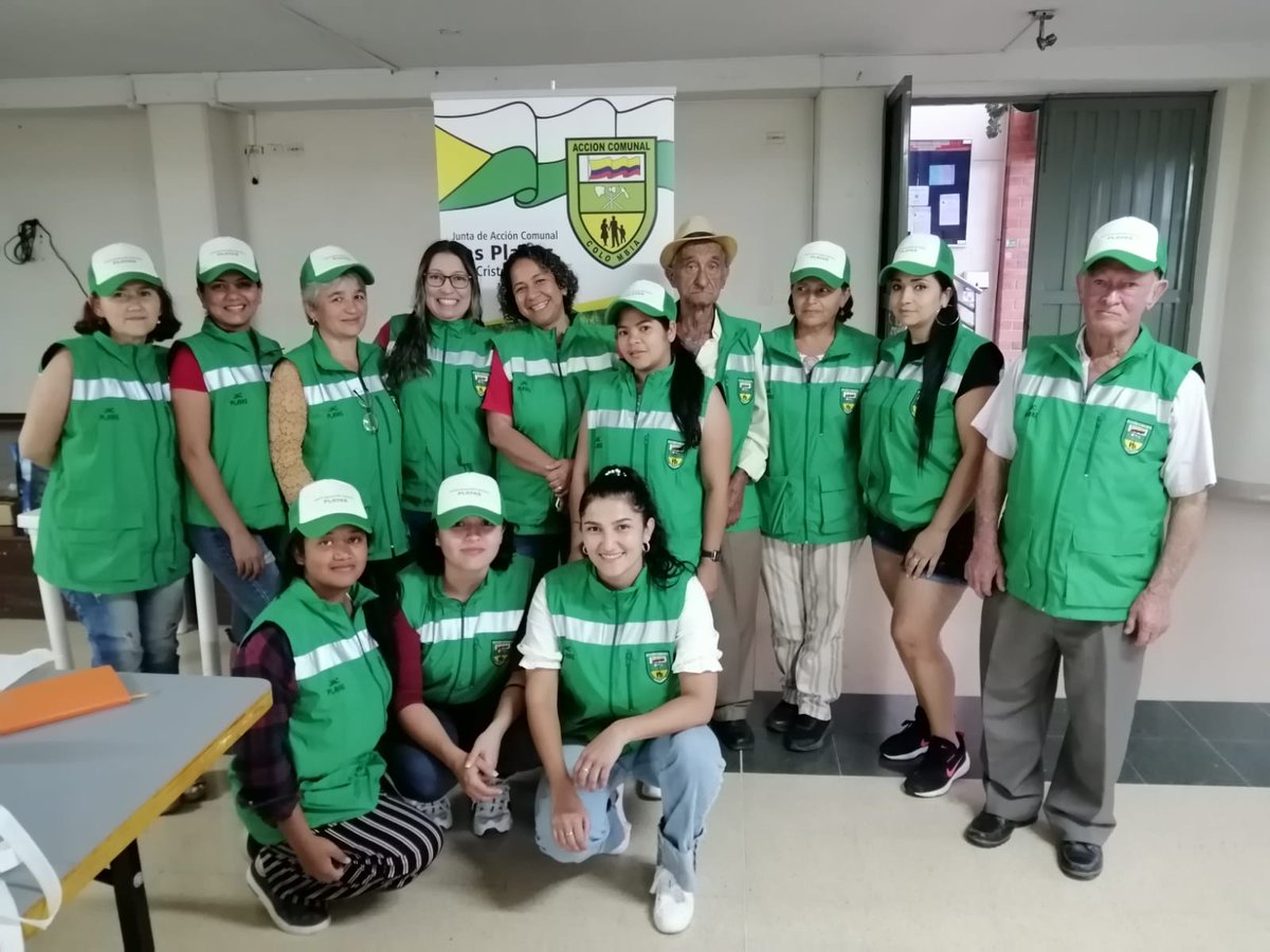 DianaArboledaC2's tweet image. Hace años que #SoyComunal  en este momento con la Jac vereda las playas..   Hoy nos encontramos con una sorpresa: es la primera vez en la historia de nuestra  junta que a los dignatarios nos aportan chalecos y gorras.

El trabajo comunal  es misional