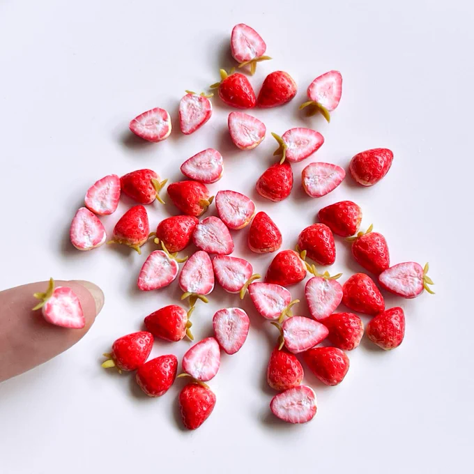 tiny strawberries 🍓🍓🍓 