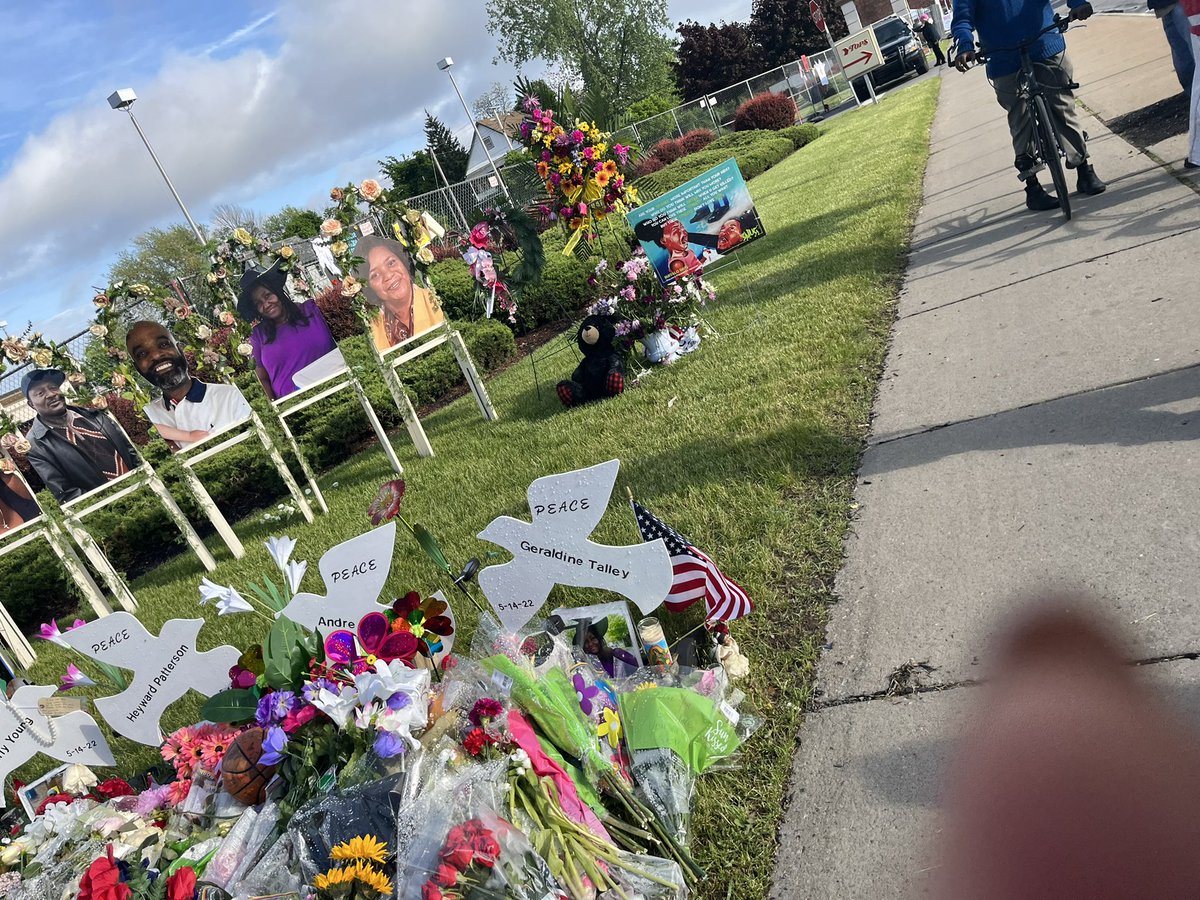 LizLewinTV's tweet photo. Buffalo your outpouring of love will continue even when lights and cameras stop shining…

I’m so proud to be from this city. We are here participating in a vigil along with many many others @WGRZ https://t.co/wh2FwCSNjj