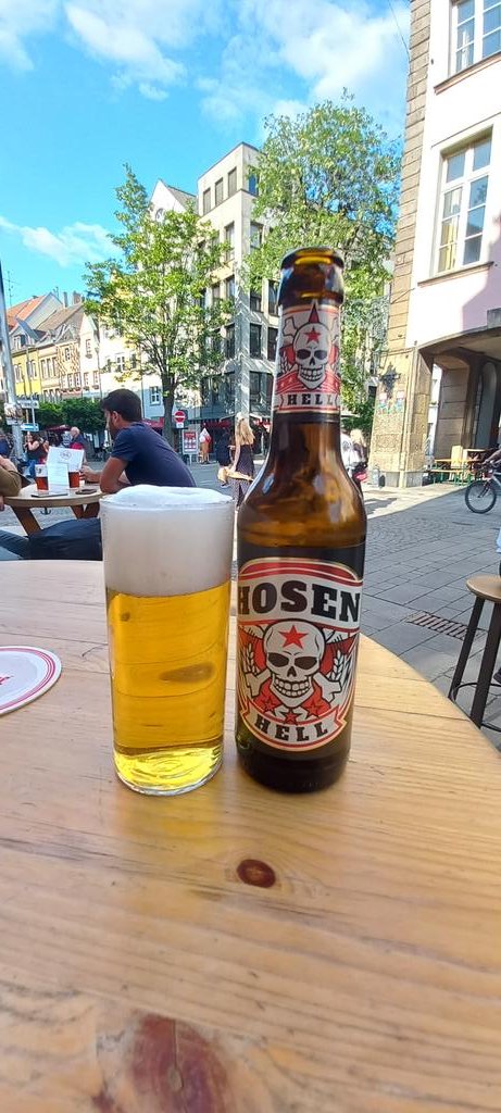 mimundodelvino's tweet photo. A las buenísimas noches #winelovers Cerramos esta gran semana con una #cerveza en el Altstadt de Düsseldorf, Hosen Hell @hosenhell #brauereiuerige #auerbier una helles suave, refrescante, tranquila con un punto final amargo. La #bier de los @dietotenhosen 😋🍺 #mimundodelvino https://t.co/tOJy6392Un