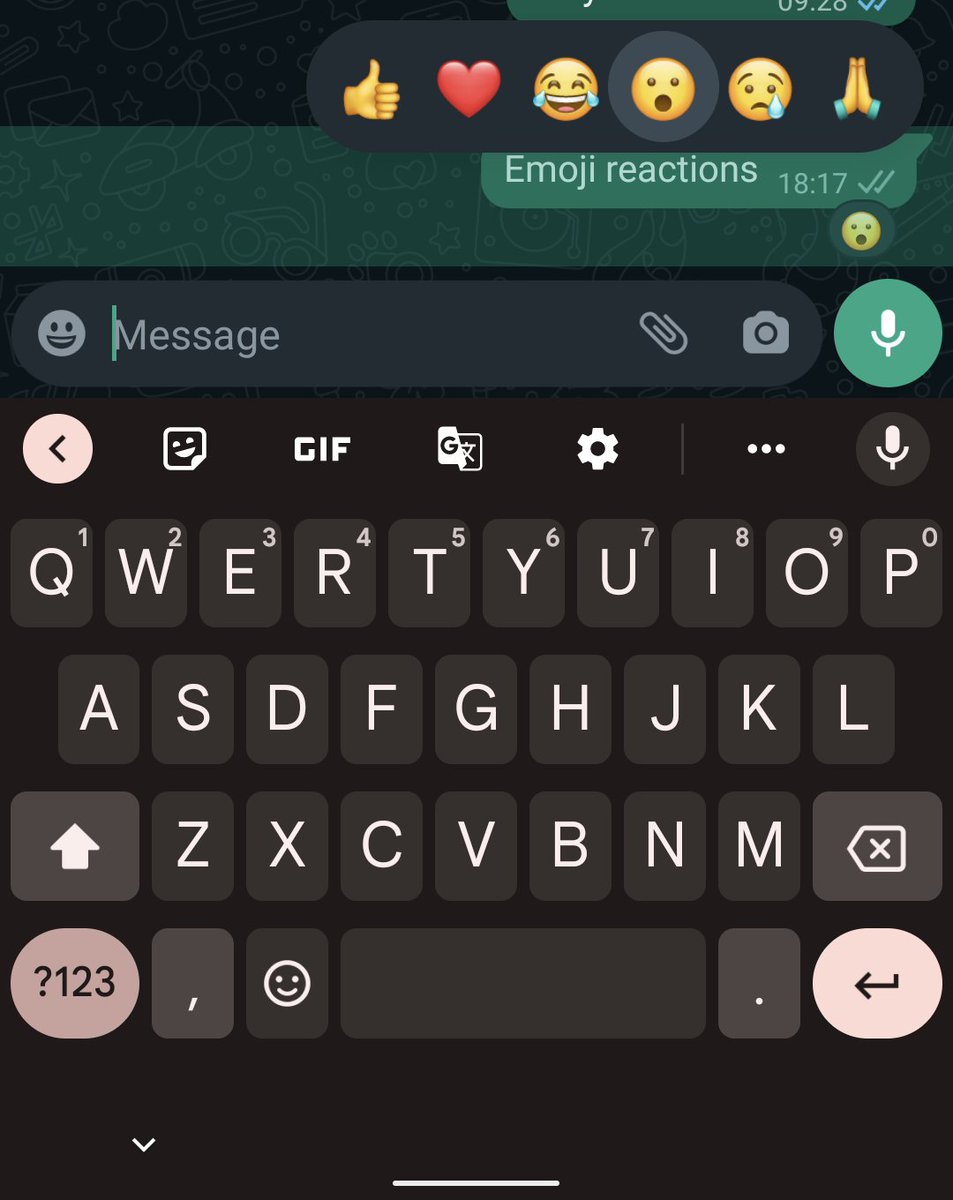 aclyxpse's tweet photo. TIL WhatsApp now has emoji reactions https://t.co/iZZJxsz010