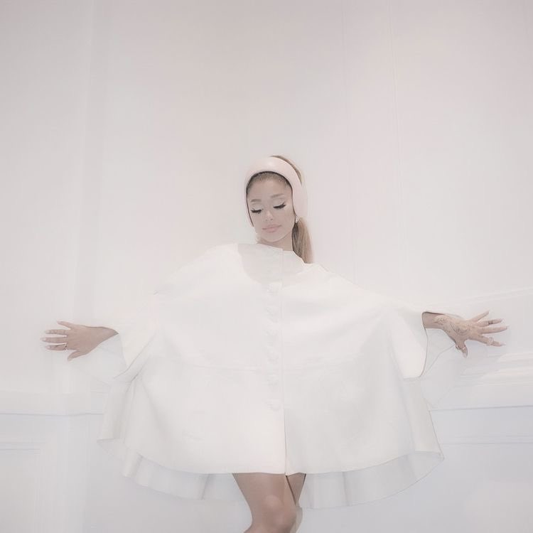 remxbelle's tweet photo. what ari song does this remind u of? 🤍🎀 https://t.co/yfFgOTW6xO